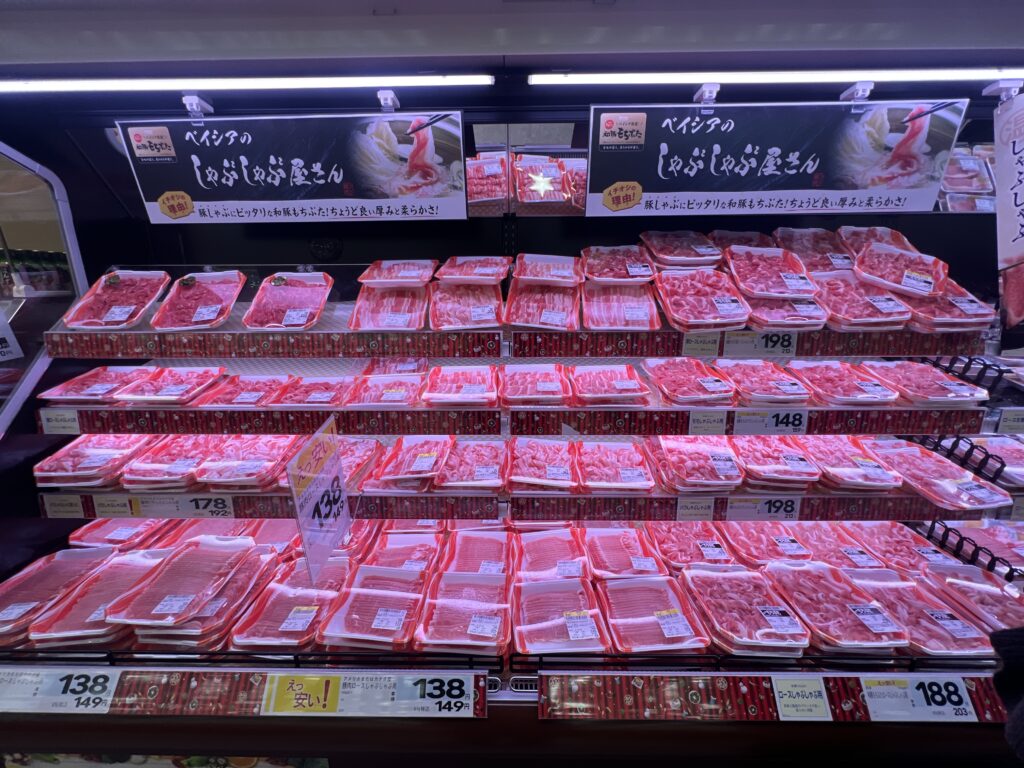 ベイシア栗橋店の精肉。しゃぶしゃぶコーナー。しゃぶしゃぶにおすすめの肉たちが揃う。